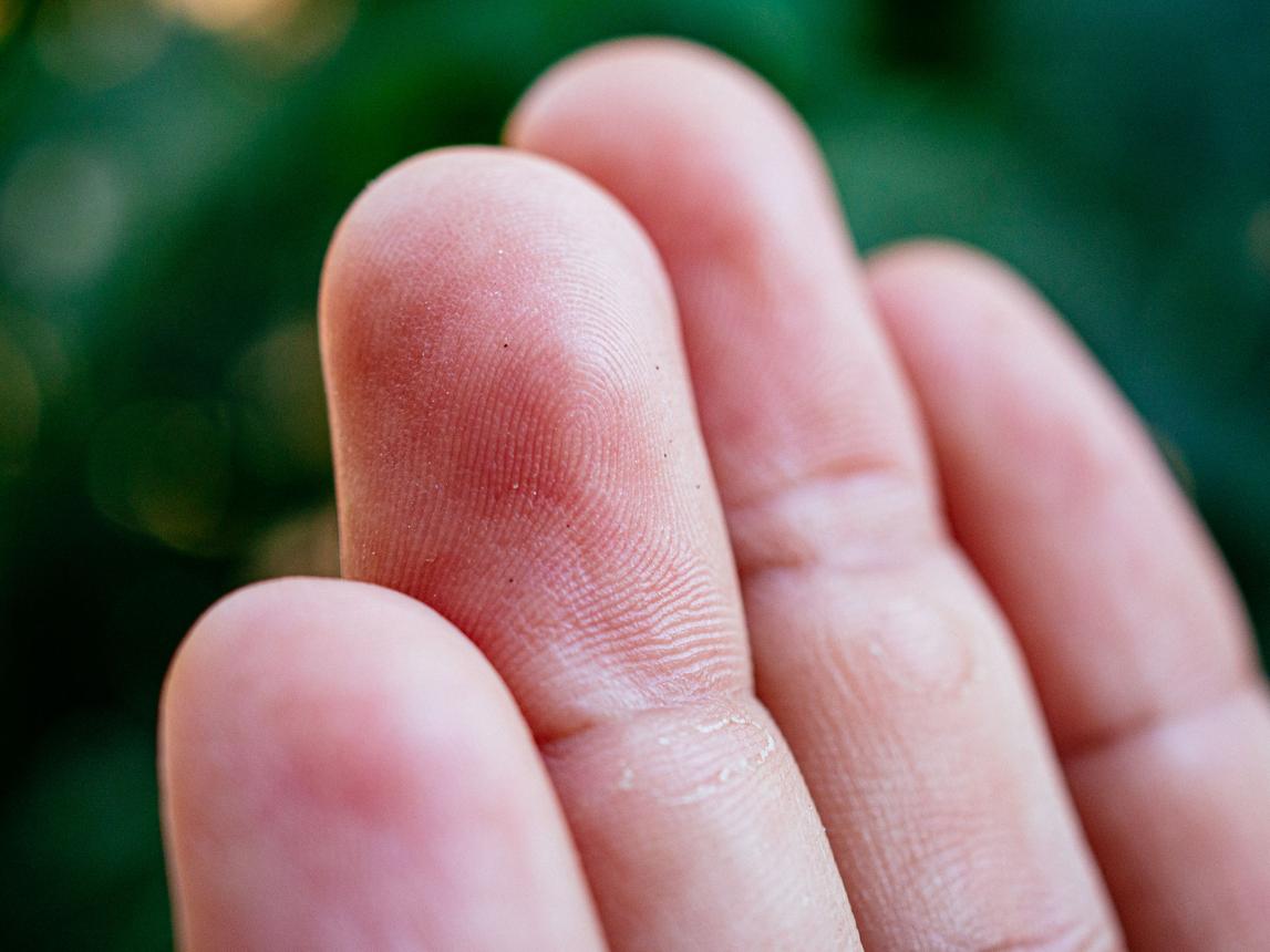 Il tatto: il senso che ci accompagna ancora prima di nascere