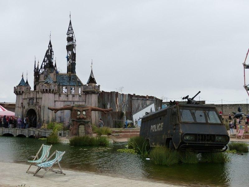 Dismaland, Weston-super-Mare, 2015. Banksy trasforma il linguaggio del parco divertimenti in una gigantesca satira sociale.